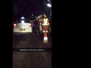 Ada Taksi Tertimpa Tiang Pancang Proyek LRT di Exit Tol Jatibening