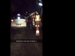 Ada Taksi Tertimpa Tiang Pancang Proyek LRT di Exit Tol Jatibening