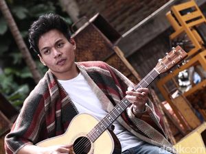 Terinspirasi John Mayer, Rendy Pandugo Ingin Dikenal dengan Karya Sendiri Terinspirasi John Mayer, Rendy Pandugo Ingin Dikenal dengan Karya Sendiri