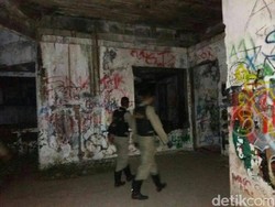 Foto-foto Razia Satpol PP di Bangunan Angker Rumah Hantu Darmo