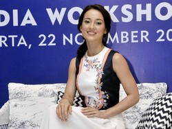 Julie Estelle di Mata Sang Manajer