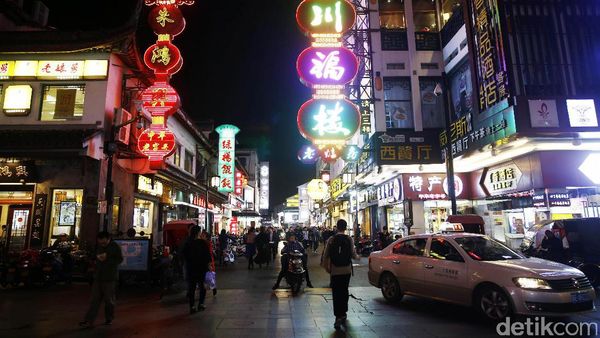 Berbelanja Murah di Guan Qian Shopping Street Suzhou