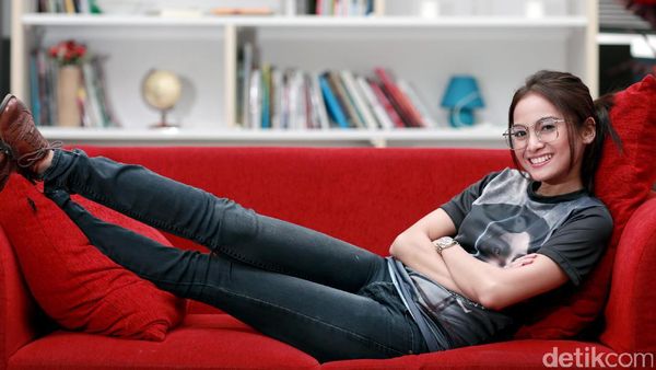 Chillin, Santai Dulu Bareng Acha Septriasa