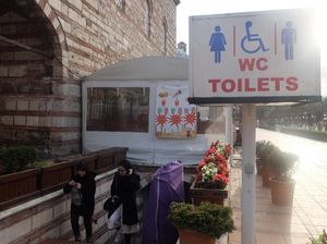 Bagaimana Hukum Bangun Toilet di Dalam Masjid? Ini Jawabannya