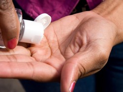 Kreatif! SMK Sukoharjo Produksi Hand Sanitizer dan Masker Herbal