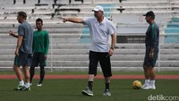 Alfred Riedl mengatakan Timnas hanya menjalani latihan ringan, sementara yang lainnya, melakukan latihan taktik, melakukan penetrasi, dan berlatih penyelesaian akhir.