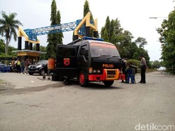 Kardus Misterius di Waduk Wlingi Diledakkan, Ternyata Isinya Telur Busuk