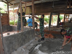 Prajurit TNI di Aceh Bahu Membahu Bedah 47 Rumah Veteran