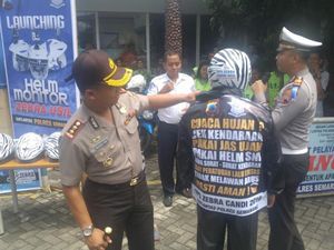Zebra Usil, Cara Unik Polisi Ingatkan Pemohon SIM Waspada Saat Hujan