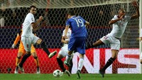 Leonardo Bonucci melepaskan tendangan yang berbuah gol ke gawang Sevilla di menit ke-84. Marcelo del Pozo/Reuters/detikFoto.