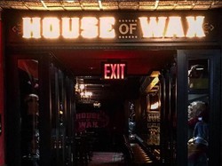 Bukan Rumah Hantu, Ini Bar Bertema House of Wax di AS