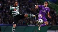 Bruno Cesar (kiri) berebut bola dengan Lucas Vazquez (kanan). Rafael Marchante/Reuters/detikFoto.