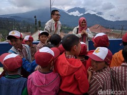Datsun Risers Berbagi Ceria dengan Anak SD Ngadas