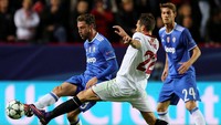 Franco Vazquez (kanan) berusaha menghentikan serangan Claudio Marchisio. Dalam pertandingan ini, Franco Vazquez hanya bermain hingga menit ke-36 karena mendapat kartu merah. Marcelo del Pozo/Reuters/detikFoto.