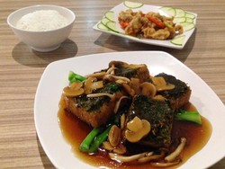 Sumpit Merah: Enaknya Makan Angsio Tahu dan Buncis Telur Asin Setelah Berbelanja