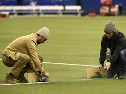 Sabar Menanti Kick-off Saat Garis Kotak Penalti Dicat Ulang