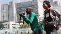 Masih dalam sesi latihan Boaz terlihat meminjam sebauh kamera wartawan untuk memotret teman-temannya yang sedang jalani latihan.