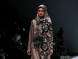 Foto: Koleksi Itang Yunasz di Jakarta Fashion Week 2017