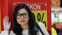 Aksi Si Cantik Amanda Rigby di The Transmart
