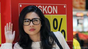 Aksi Si Cantik Amanda Rigby di The Transmart