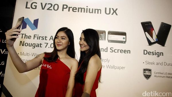 Deretan Model Cantik Pamerkan Ponsel Android di 2016