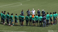 Alfred Riedl saat memberikan pengarahan kepada para pemain.