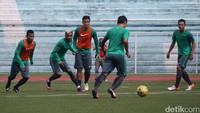 Sementara para pemain cadangan diberi menu latihan untuk membongkar permainan defensif Singapura.