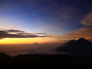 Walau Dieng Sedang Dingin, Itulah Waktu Terbaik Naik Gunung Prau