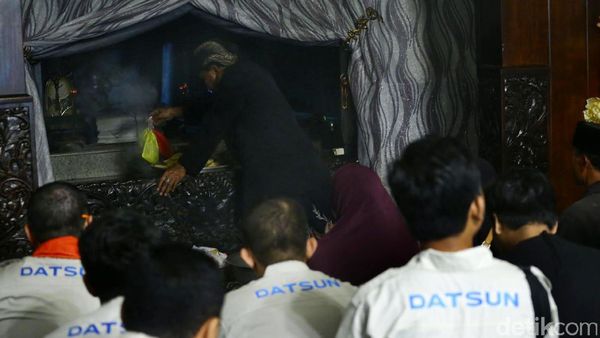 Datsun Risers Berkunjung ke Gunung Kawi