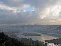 Melihat Dua Sisi Istanbul dari Bukit Pierre Lotti