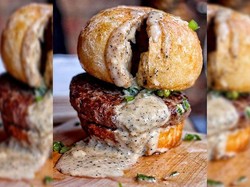 Tren Baru di New York, Bun Burger Isi Keju Leleh yang Meledak Saat Dipotong