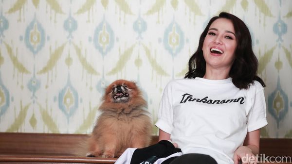 Lucu! Julie Estelle Beradu Pose Bersama Bubbly