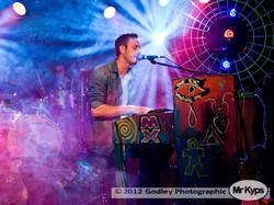 Bakal Konser di Jakarta, Siapa Itu Coldplace?