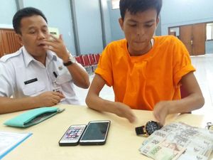 Irfan si Pengemis Biasa Cek Tabungan via iPhone Irfan si Pengemis Biasa Cek Tabungan via iPhone