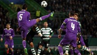 Raphael Varane dan Sergio Ramos berusaha menghentikan serangan dari para pemain Sporting Lisbon dalam pertandingan yang dihelat di Stadion Jose Alvalade, Rabu (23/11). Dalam pertandingan ini Varane membuka keunggulan untuk Madrid di menit ke-29. Rafael Marchante/Reuters/detikFoto.