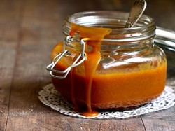 Ini Cara Mudah Bikin Saus Karamel Sendiri