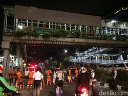 Petugas Tertibkan Beberapa Papan Reklame yang Berada di JPO Jakarta