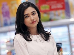 Punya Kulit Putih, Amanda Rigby Dikira Pakai Stocking Sampai ke Muka
