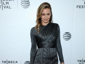 Kampanye Anti Pemakaian Bulu Domba, Alicia Silverstone Tampil Tanpa Busana