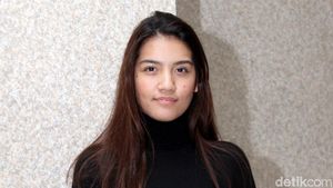Monita Tahalea Tampil Simple dan Chic