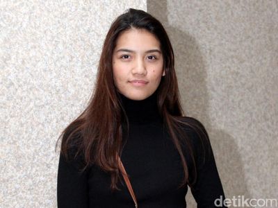 Monita Tahalea Tampil Simple dan Chic