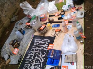 Ini Penampakan Barang Bukti yang Disita dari Terduga Teroris di Majalengka Ini Penampakan Barang Bukti yang Disita dari Terduga Teroris di Majalengka
