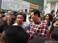 Bersalaman dengan Ahok, Ibu Ini: Saya Enggak Cuci Seminggu Nih Pak