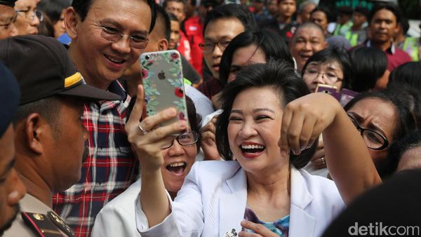 Ekpresi Pendukung Ahok Berebut Selfie di Pulomas