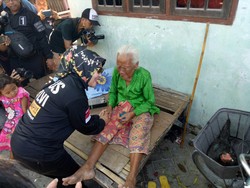 Saat Cawagub Sylviana Hampiri Nenek di Pulau Tidung dan Minta Didoakan