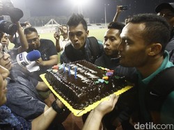 Kejutan Kue Ulang Tahun dari KBRI untuk Andik, Lerby, dan Rizky