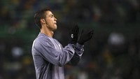 Cristiano Ronaldo memberi tepuk tangan ke arah suporter Sporting sebelum laga. Sporting adalah klub profesional pertama Ronaldo yang membuat dia punya banyak kenangan saat kembali ke sana. (Foto: REUTERS/Pedro Nunes)