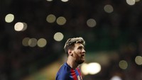 Lionel Messi mencetak terlihat berada di tengah temaram cahaya di Celtic Park. Dia mencetak dua gol yang memberi Barcelona kemenangan 2-0. (Foto: Reuters / Lee Smith Livepic)
