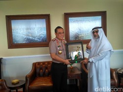 Dubes Arab Saudi: Boleh Salat di Mana Saja, Tapi Tidak Dianjurkan di Jalan