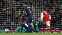 Di babak kedua, Arsenal diuntungkan dengan kesalahan Marco Verratti yang membuat gol bunuh diri. Reuters / Eddie Keogh.